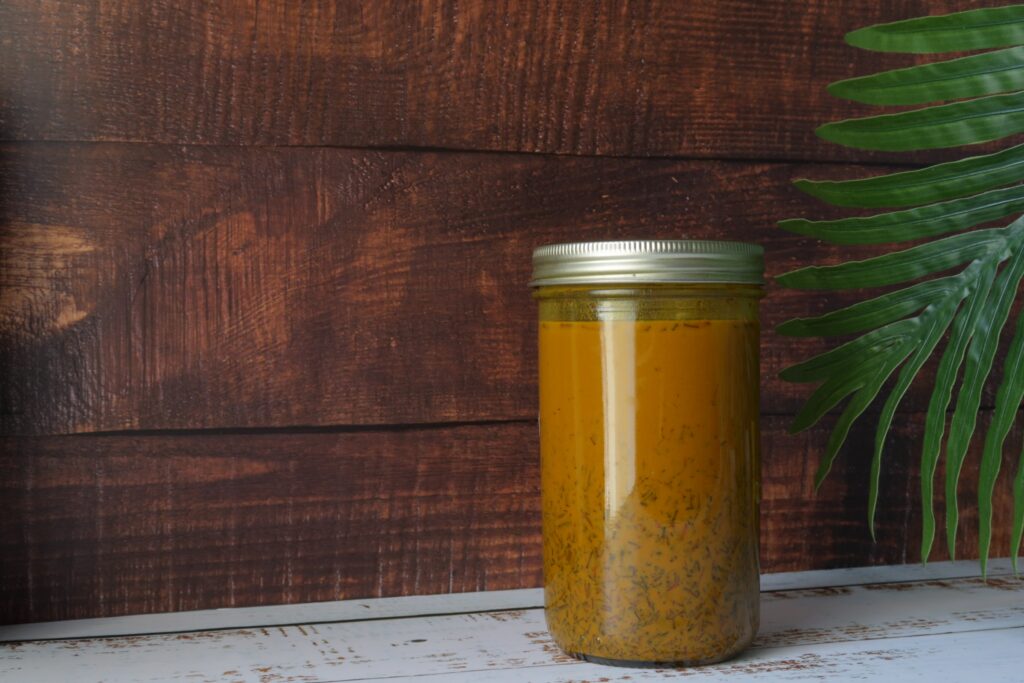 Bocal d'huile infusée au curcuma et au bois de santal