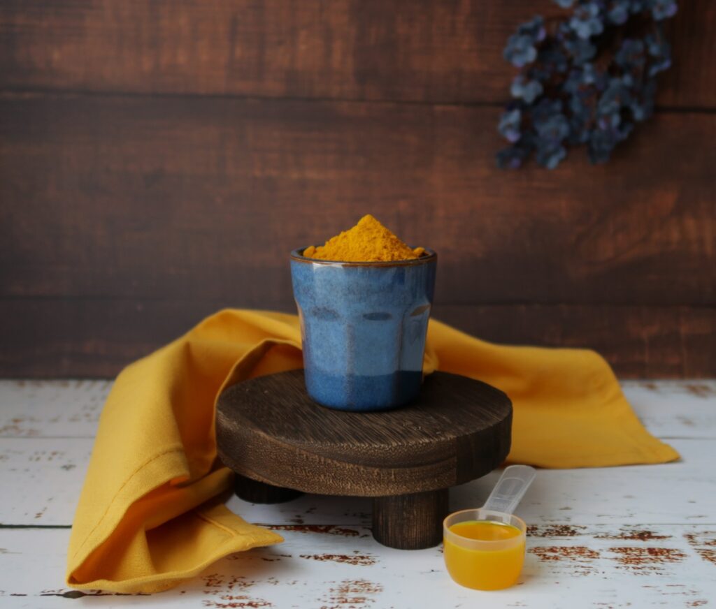 Poudre de curcuma et huile de curcuma  de teinte orangée après filtration